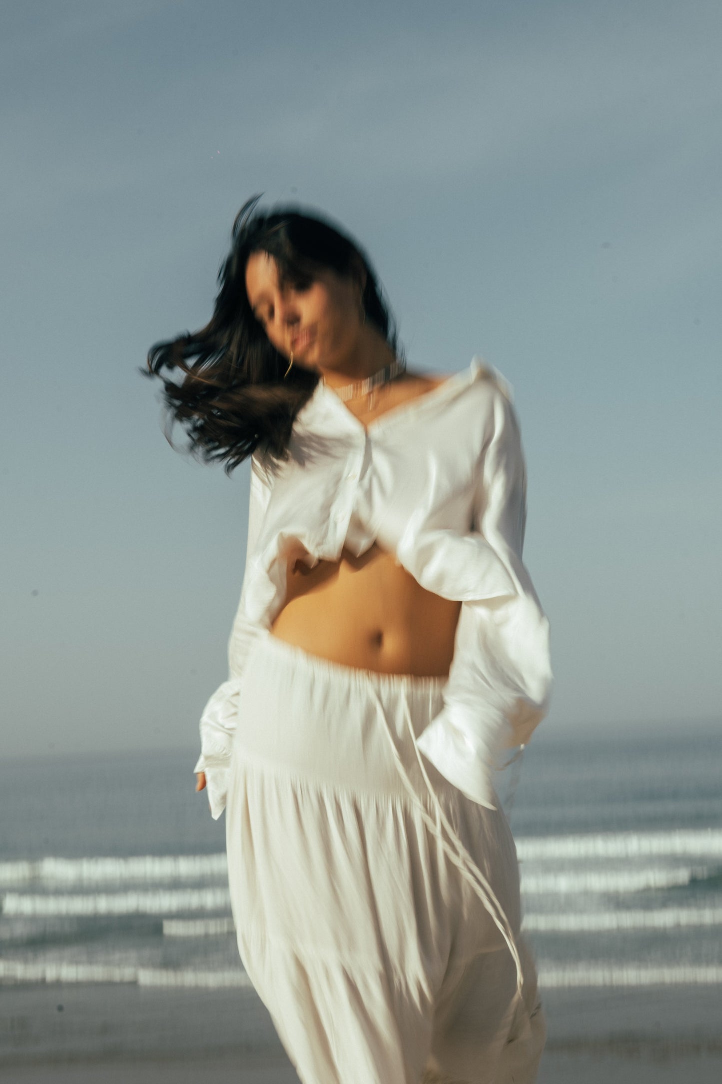 outfit bianco con camicia da donna e gonna lunga