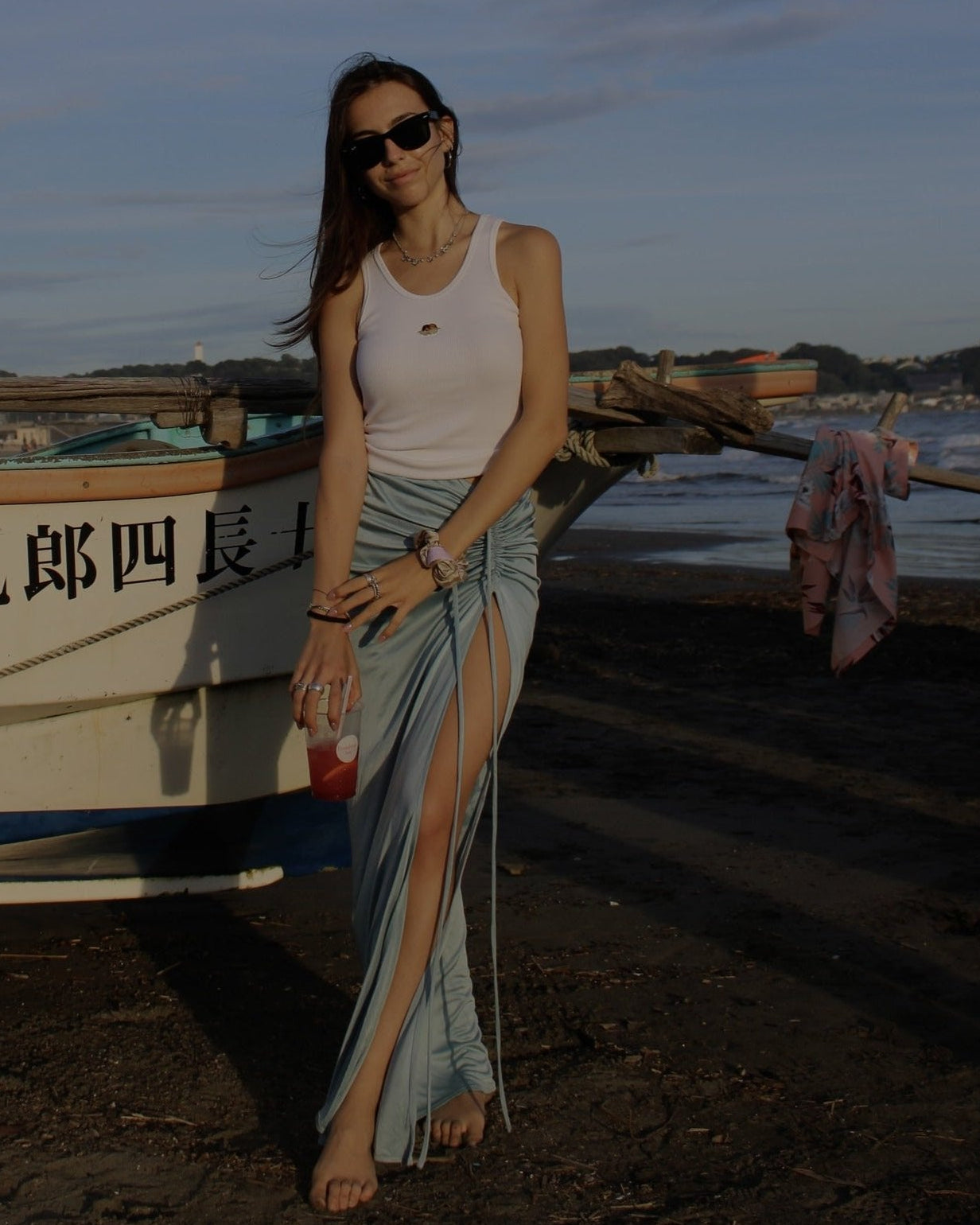 ragazza su una spiaggia che indossa la gonna lunga tahiti